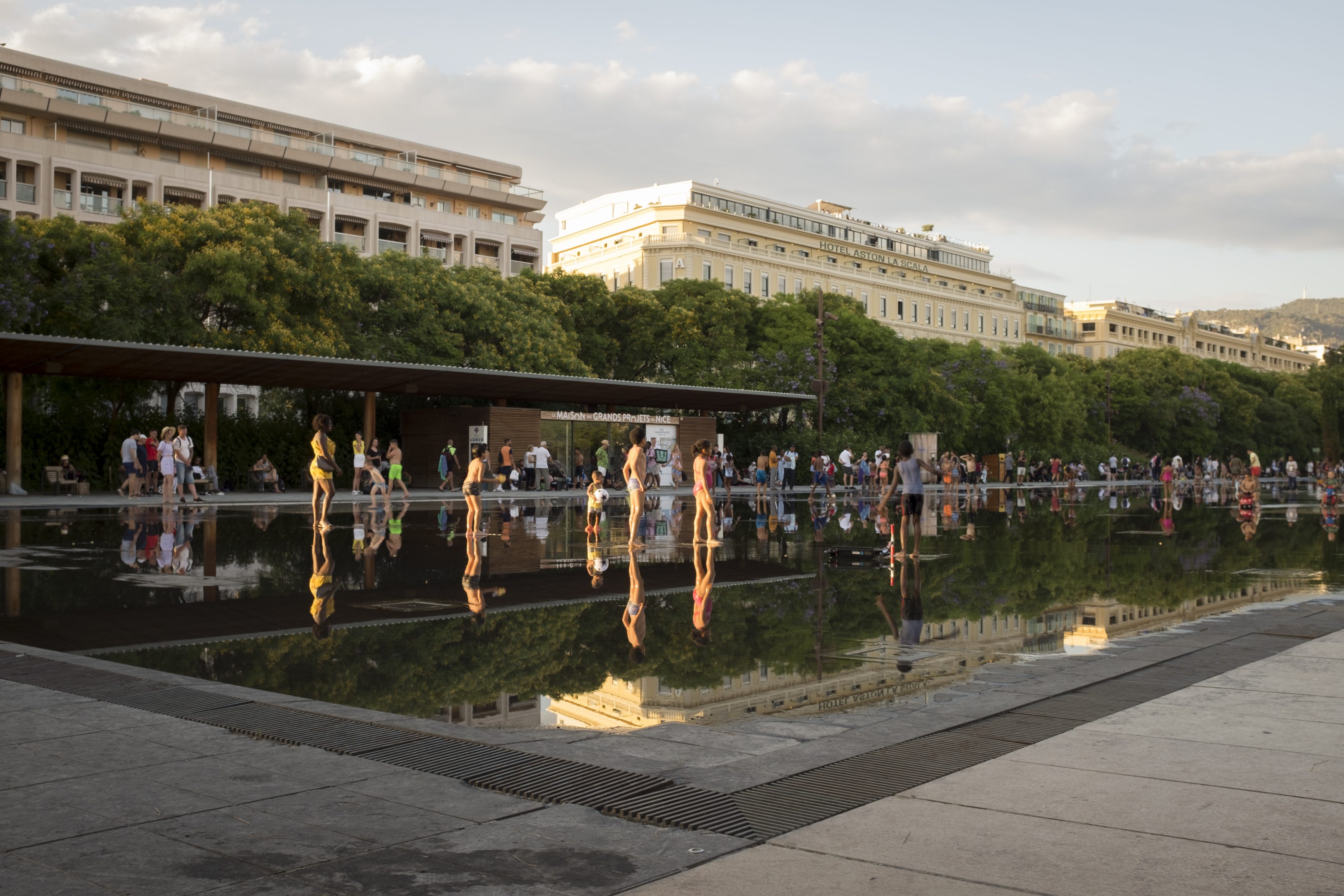 <small>Le miroir d’eau, Nice, France, 25 June 2022</small>