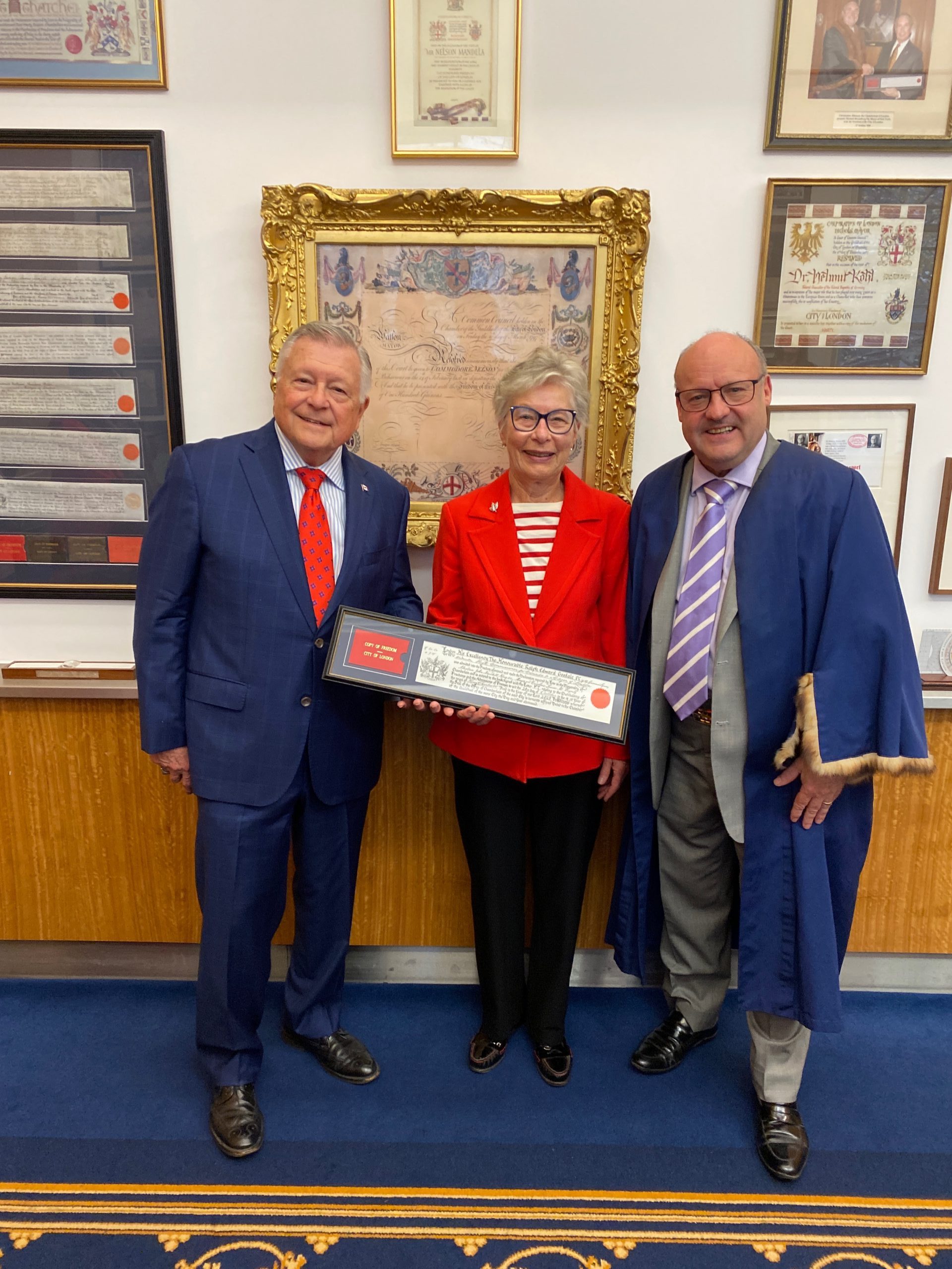 For his contributions to Canada-UK relations, Ralph Goodale has been awarded the “Freedom of the City of London”.

