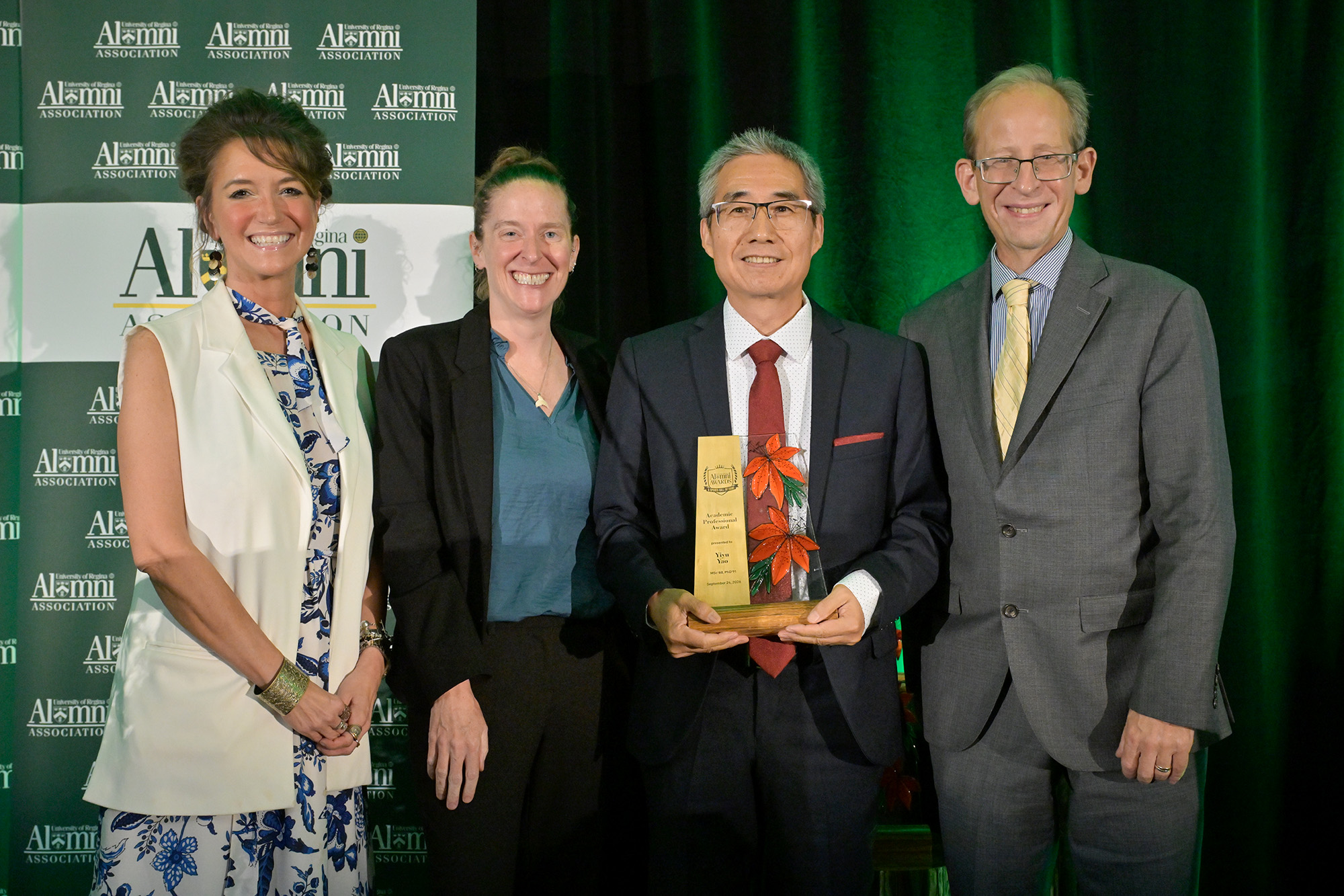 Dr. Yiyu Yao MSc'88, PhD'91 (centre) accepts Academic Professional Award, pictured with (l-r) Jennifer Murray, President, URAA; Dr. Mel Hart, Interim Dean, Faculty of Science; and Dr. Jeff Keshen. 